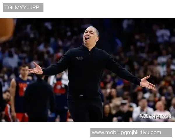 卢指导赞比尔对抗训练表现出色移动能力令人印象深刻 卢指导赞比尔对抗训练表现出色移动能力令人印象深刻