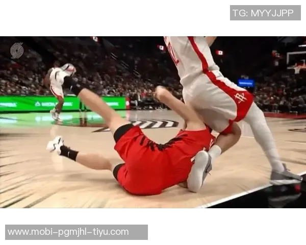 杨瀚森拼抢地板球被亚当斯压住展现强硬风格值得称赞